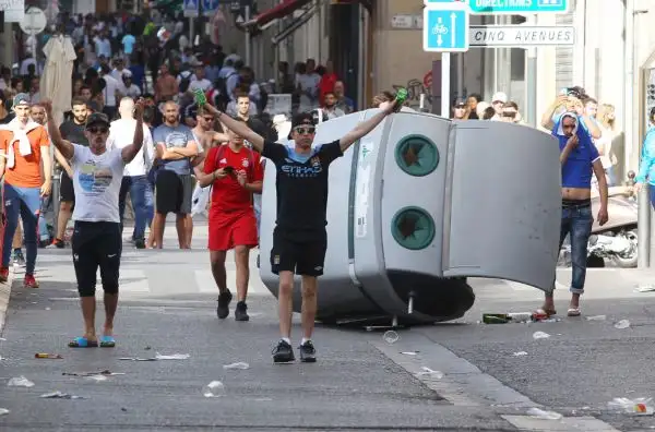 Violenti scontri tra hooligans inglesi, ultrà russi e francesi prima di Inghilterra-Russia. L'Uefa apre un'inchiesta, molto grave un tifoso.