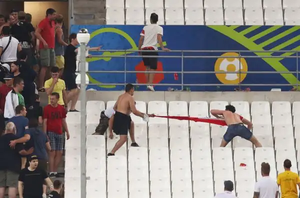 Violenti scontri tra hooligans inglesi, ultrà russi e francesi prima di Inghilterra-Russia. L'Uefa apre un'inchiesta, molto grave un tifoso.