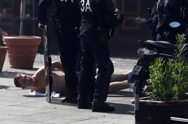Violenti scontri tra hooligans inglesi, ultrà russi e francesi prima di Inghilterra-Russia. L'Uefa apre un'inchiesta, molto grave un tifoso.