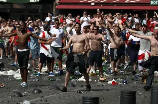 Violenti scontri tra hooligans inglesi, ultrà russi e francesi prima di Inghilterra-Russia. L'Uefa apre un'inchiesta, molto grave un tifoso.