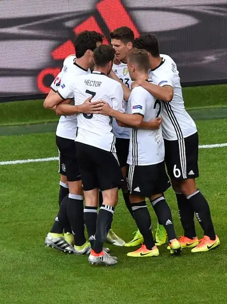 La Germania fa paura, ai quarti in goleada. Spazzata via la Slovacchia.