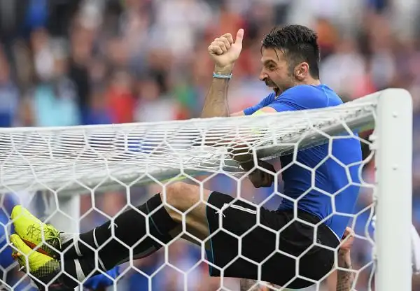 Miracolo dell'Italia che batte 2-0 la Spagna con i gol di Chiellini e Pellè dopo una prestazione superba e giocherà i quarti a Bordeaux sabato sera contro con la Germania.