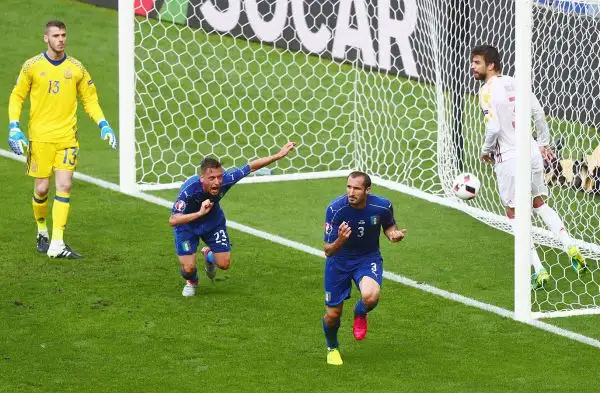 Miracolo dell'Italia che batte 2-0 la Spagna con i gol di Chiellini e Pellè dopo una prestazione superba e giocherà i quarti a Bordeaux sabato sera contro con la Germania.