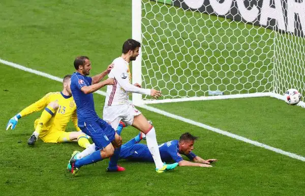 Miracolo dell'Italia che batte 2-0 la Spagna con i gol di Chiellini e Pellè dopo una prestazione superba e giocherà i quarti a Bordeaux sabato sera contro con la Germania.