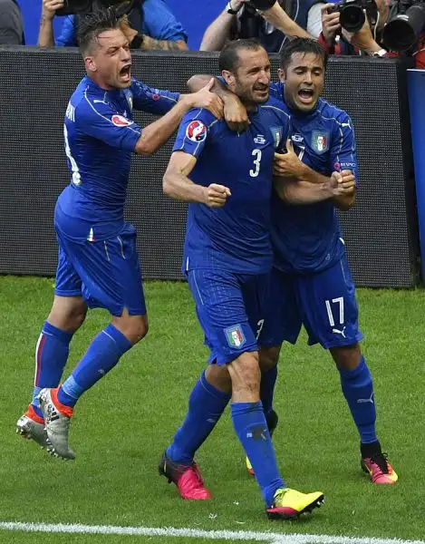 Miracolo dell'Italia che batte 2-0 la Spagna con i gol di Chiellini e Pellè dopo una prestazione superba e giocherà i quarti a Bordeaux sabato sera contro con la Germania.