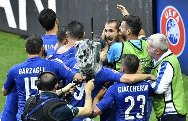 Miracolo dell'Italia che batte 2-0 la Spagna con i gol di Chiellini e Pellè dopo una prestazione superba e giocherà i quarti a Bordeaux sabato sera contro con la Germania.