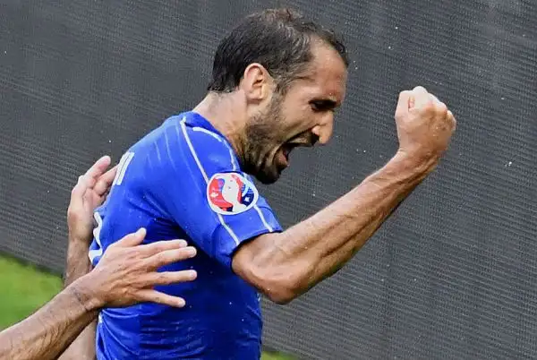 Miracolo dell'Italia che batte 2-0 la Spagna con i gol di Chiellini e Pellè dopo una prestazione superba e giocherà i quarti a Bordeaux sabato sera contro con la Germania.