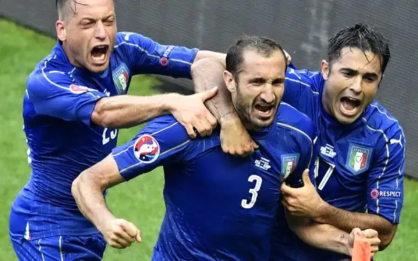 Miracolo dell'Italia che batte 2-0 la Spagna con i gol di Chiellini e Pellè dopo una prestazione superba e giocherà i quarti a Bordeaux sabato sera contro con la Germania.