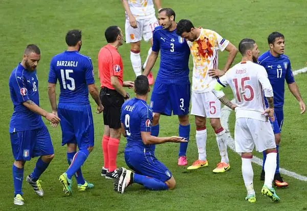 Miracolo dell'Italia che batte 2-0 la Spagna con i gol di Chiellini e Pellè dopo una prestazione superba e giocherà i quarti a Bordeaux sabato sera contro con la Germania.