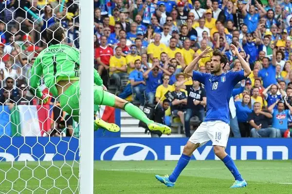 Parolo 6,5. Solo la traversa gli nega la gioia del gol, sta diventando un titolare inamovibile.