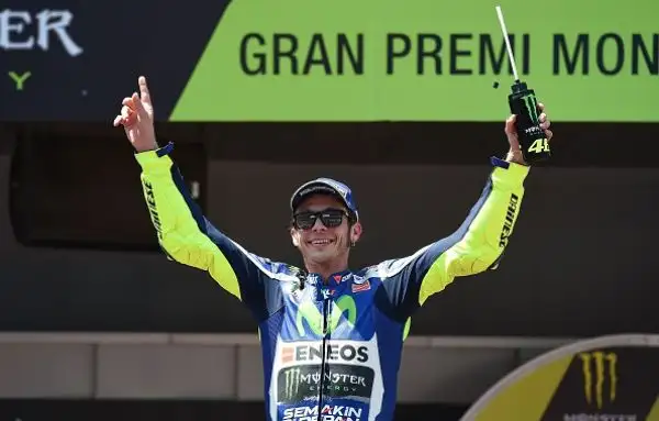 Rossi fa il colpo in Catalogna. Valentino vince davanti a Marquez e Pedrosa.