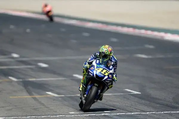 Rossi fa il colpo in Catalogna. Valentino vince davanti a Marquez e Pedrosa.