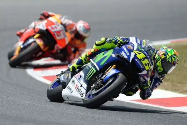 Rossi fa il colpo in Catalogna. Valentino vince davanti a Marquez e Pedrosa.