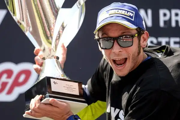 Rossi fa il colpo in Catalogna. Valentino vince davanti a Marquez e Pedrosa.