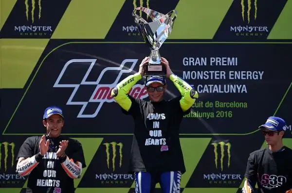 Rossi fa il colpo in Catalogna. Valentino vince davanti a Marquez e Pedrosa.