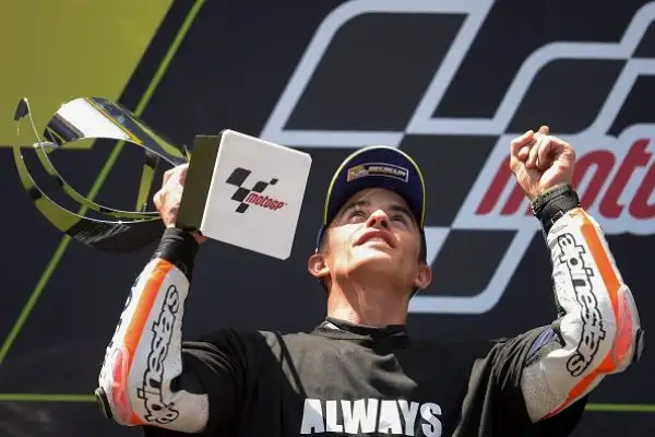 Rossi fa il colpo in Catalogna. Valentino vince davanti a Marquez e Pedrosa.