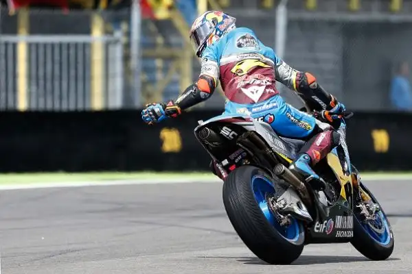 Diluvio ad Assen: Rossi cade, Marquez gode. Enorme occasione sprecata dal Dottore. Lorenzo decimo.