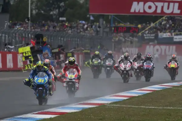 Diluvio ad Assen: Rossi cade, Marquez gode. Enorme occasione sprecata dal Dottore. Lorenzo decimo.