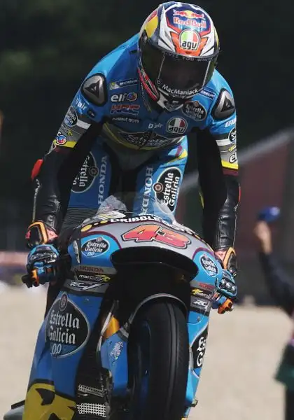 Diluvio ad Assen: Rossi cade, Marquez gode. Enorme occasione sprecata dal Dottore. Lorenzo decimo.
