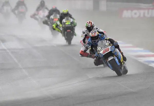 Diluvio ad Assen: Rossi cade, Marquez gode. Enorme occasione sprecata dal Dottore. Lorenzo decimo.