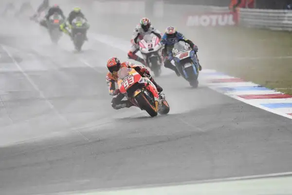 Diluvio ad Assen: Rossi cade, Marquez gode. Enorme occasione sprecata dal Dottore. Lorenzo decimo.