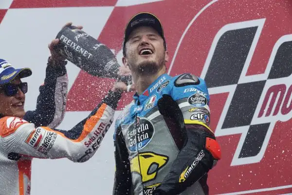 Diluvio ad Assen: Rossi cade, Marquez gode. Enorme occasione sprecata dal Dottore. Lorenzo decimo.