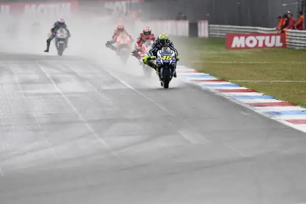 Diluvio ad Assen: Rossi cade, Marquez gode. Enorme occasione sprecata dal Dottore. Lorenzo decimo.