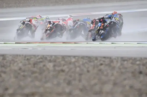 Diluvio ad Assen: Rossi cade, Marquez gode. Enorme occasione sprecata dal Dottore. Lorenzo decimo.