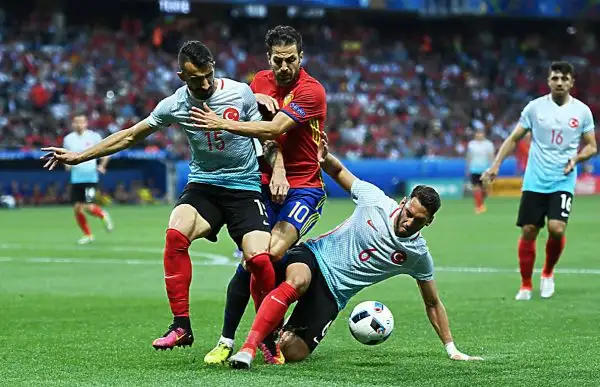 Dominio iberico: 3-0 con la doppietta di Morata e un gol di Nolito. I tifosi turchi fischiano Arda Turan. Notte fonda per la Turchia dell’Imperatore Terim.