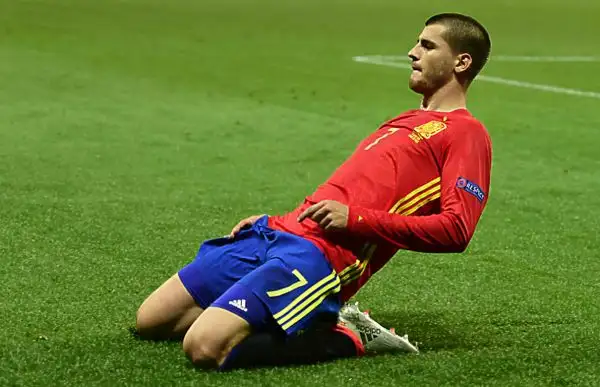 Dominio iberico: 3-0 con la doppietta di Morata e un gol di Nolito. I tifosi turchi fischiano Arda Turan. Notte fonda per la Turchia dell’Imperatore Terim.