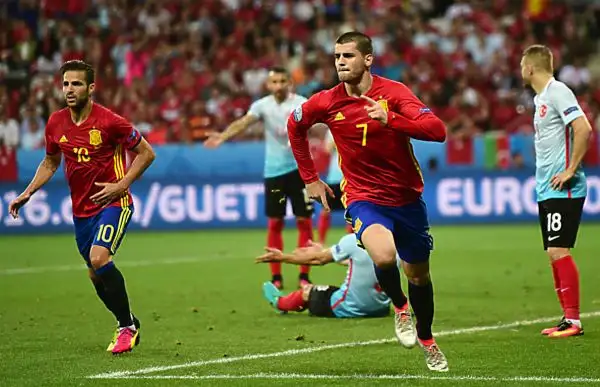 Dominio iberico: 3-0 con la doppietta di Morata e un gol di Nolito. I tifosi turchi fischiano Arda Turan. Notte fonda per la Turchia dell’Imperatore Terim.