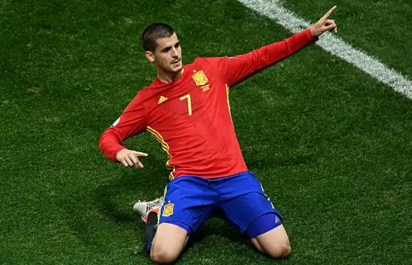Dominio iberico: 3-0 con la doppietta di Morata e un gol di Nolito. I tifosi turchi fischiano Arda Turan. Notte fonda per la Turchia dell’Imperatore Terim.