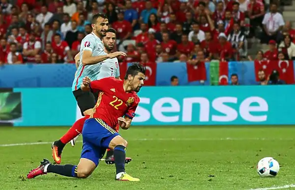 Dominio iberico: 3-0 con la doppietta di Morata e un gol di Nolito. I tifosi turchi fischiano Arda Turan. Notte fonda per la Turchia dell’Imperatore Terim.