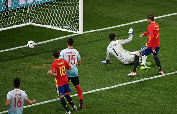 Dominio iberico: 3-0 con la doppietta di Morata e un gol di Nolito. I tifosi turchi fischiano Arda Turan. Notte fonda per la Turchia dell’Imperatore Terim.