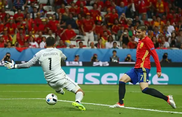 Dominio iberico: 3-0 con la doppietta di Morata e un gol di Nolito. I tifosi turchi fischiano Arda Turan. Notte fonda per la Turchia dell’Imperatore Terim.
