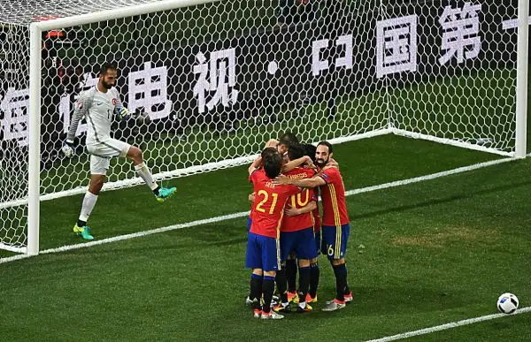 Dominio iberico: 3-0 con la doppietta di Morata e un gol di Nolito. I tifosi turchi fischiano Arda Turan. Notte fonda per la Turchia dell’Imperatore Terim.
