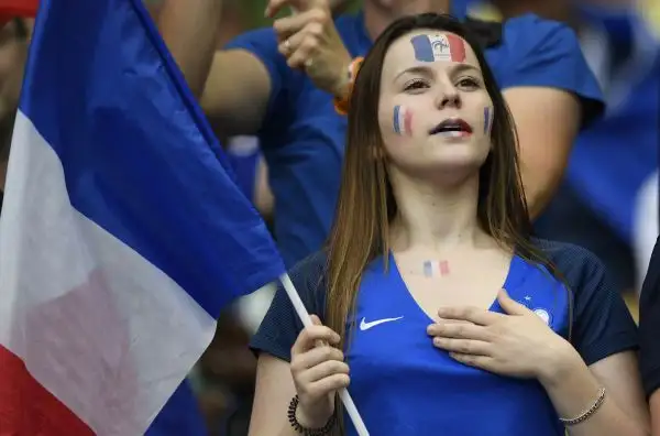 Luci, balli, musica, tifosi: la cerimonia inaugurale di Euro 2016 è un inno alla vita.
