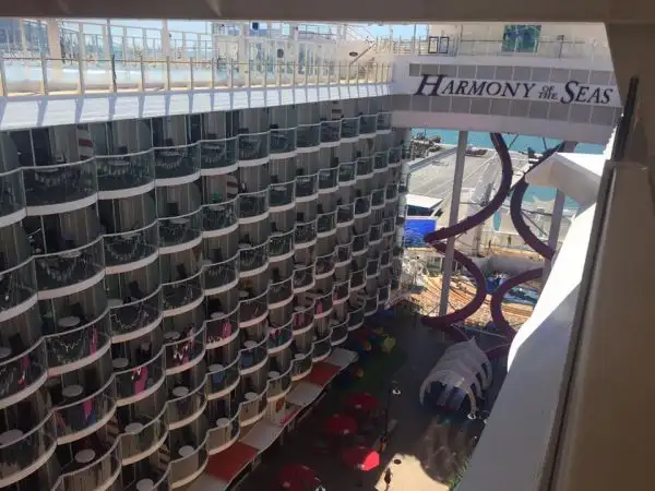 Sportal.it ha visitato a La Spezia Harmony of the Seas di Royal Caribbean International: dalla pista di pattinaggio su ghiaccio ai simulatori di surf, dal minigolf alla parete da scalata e molto altro