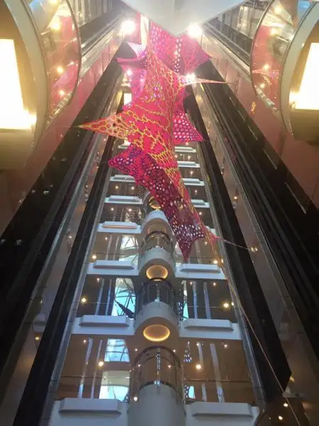 Sportal.it ha visitato a La Spezia Harmony of the Seas di Royal Caribbean International: dalla pista di pattinaggio su ghiaccio ai simulatori di surf, dal minigolf alla parete da scalata e molto altro