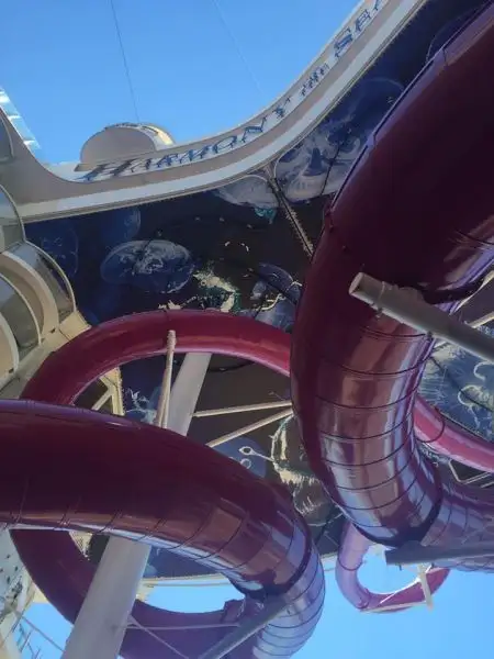 Sportal.it ha visitato a La Spezia Harmony of the Seas di Royal Caribbean International: dalla pista di pattinaggio su ghiaccio ai simulatori di surf, dal minigolf alla parete da scalata e molto altro