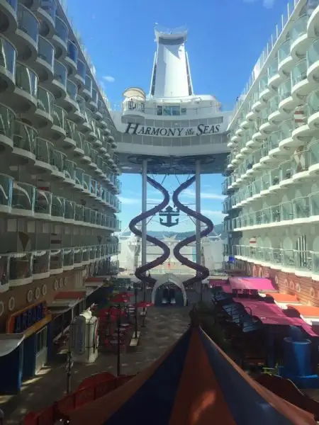 Sportal.it ha visitato a La Spezia Harmony of the Seas di Royal Caribbean International: dalla pista di pattinaggio su ghiaccio ai simulatori di surf, dal minigolf alla parete da scalata e molto altro