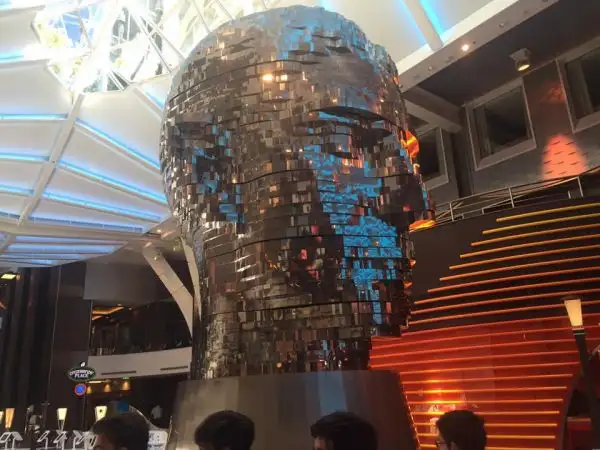 Sportal.it ha visitato a La Spezia Harmony of the Seas di Royal Caribbean International: dalla pista di pattinaggio su ghiaccio ai simulatori di surf, dal minigolf alla parete da scalata e molto altro