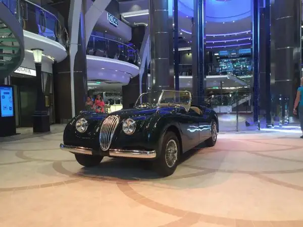 Sportal.it ha visitato a La Spezia Harmony of the Seas di Royal Caribbean International: dalla pista di pattinaggio su ghiaccio ai simulatori di surf, dal minigolf alla parete da scalata e molto altro