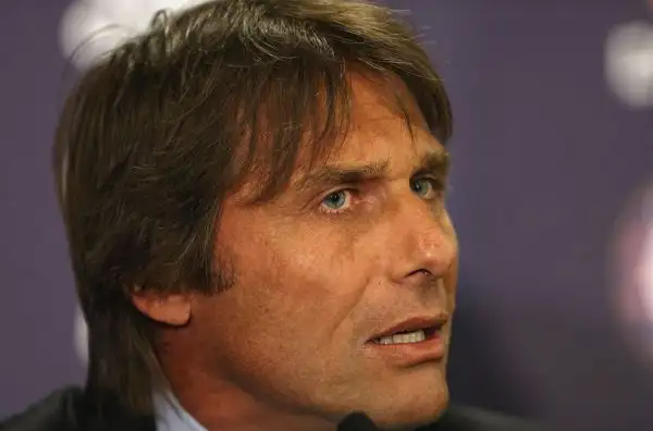 E' ufficialmente iniziata l'era di Antonio Conte al Chelsea. L'ex tecnico della Juventus e della Nazionale si è presentato in conferenza stampa come nuovo tecnico dei Blues.