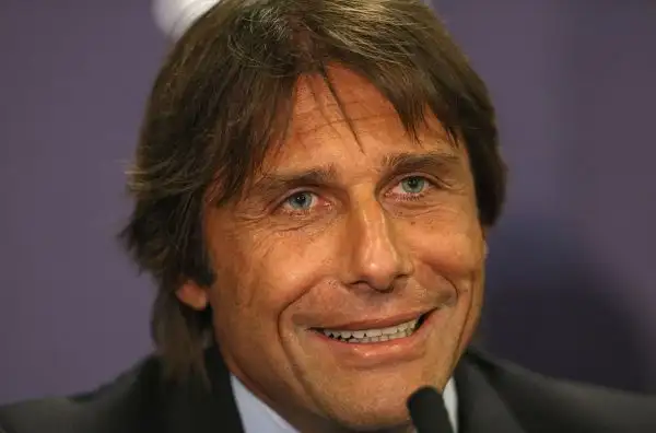 E' ufficialmente iniziata l'era di Antonio Conte al Chelsea. L'ex tecnico della Juventus e della Nazionale si è presentato in conferenza stampa come nuovo tecnico dei Blues.