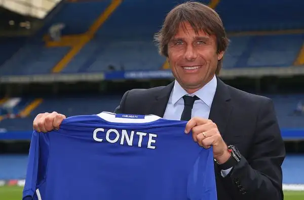 E' ufficialmente iniziata l'era di Antonio Conte al Chelsea. L'ex tecnico della Juventus e della Nazionale si è presentato in conferenza stampa come nuovo tecnico dei Blues.