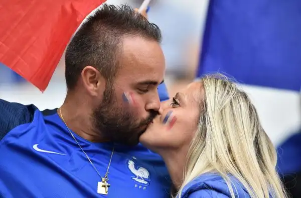 Grande spettacolo anche sugli spalti degli stadi transalpini che stanno ospitando i coloratissimi tifosi che da tutto il continente sono giunti in Francia a sostenere le proprie squadre.