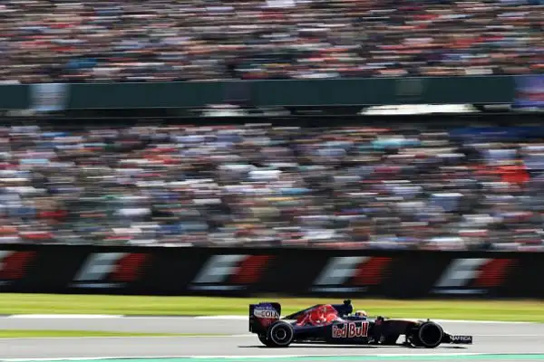 Hamilton domina, Ferrari anonime. L'inglese profeta in patria a Silverstone.