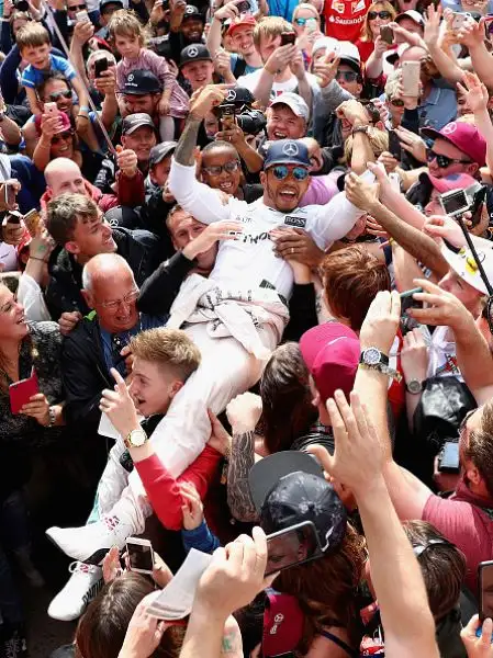 Hamilton domina, Ferrari anonime. L'inglese profeta in patria a Silverstone.