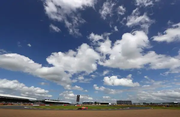 Hamilton domina, Ferrari anonime. L'inglese profeta in patria a Silverstone.